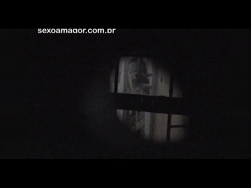 ❤️ Lourinho é filmado secretamente por um voyeur de bairro escondido atrás de tijolos ocos ️❌ Porno de qualidade em nós ❌️